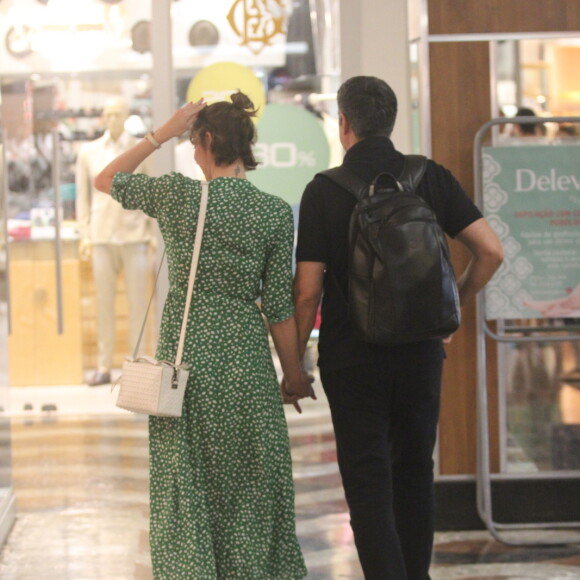 William Bonner passeia com a mulher, Natasha Dantas, de mãos dadas em shopping do Rio de Janeiro