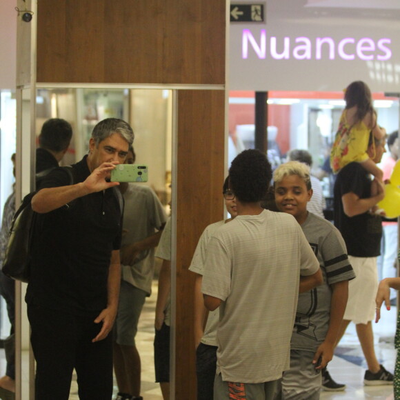 William Bonner fotografa adolescente durante passeio