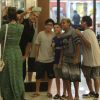 William Bonner posa com adolescentes para selfie em shopping