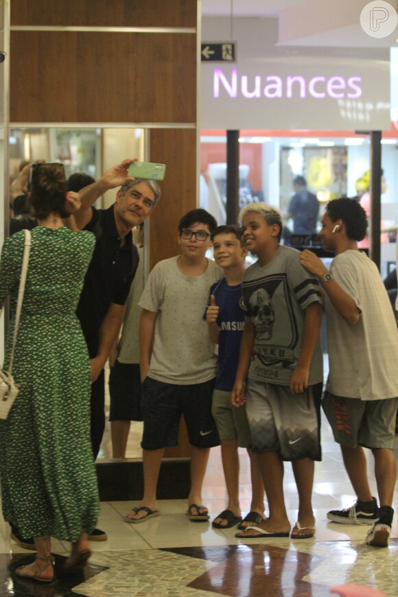 William Bonner posa com adolescentes para selfie em shopping