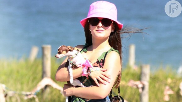 Larissa Manoela já foi flagrada passeando na praia com um de seus pets