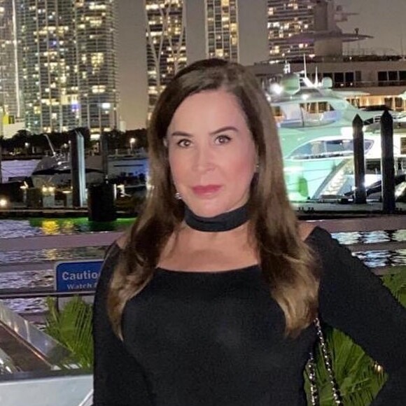 Zilu surpreende ao surgir de fio-dental em suposta foto que colocaria caso estivesse no Tinder e causa