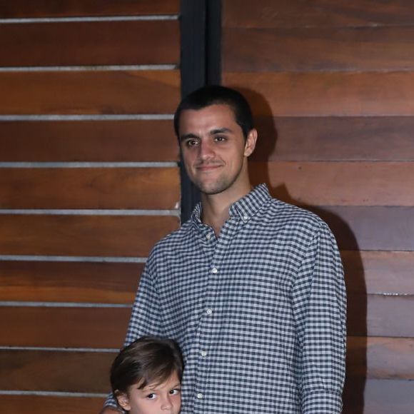 Felipe Simas levou filho, Joaquim, para ver o primeiro capítulo da novela 'Salve-se Quem Puder' nesta segunda-feira, 27 de janeiro de 2020