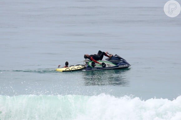Mário Frias praticou esportes nesta quarta-feira, 22 de outubro de 2014, na praia da Barra da Tijuca, na Zona Oeste do Rio. Depois de deslizar pelas ondas, o ator deitou em seu jet ski para descansar