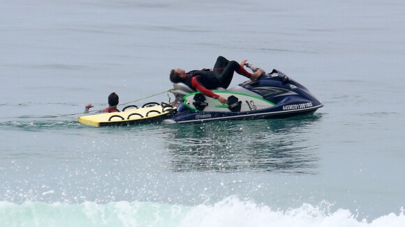 Mário Frias deita em jet ski para descansar após praticar esporte radical no mar