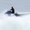 Mário Frias praticou tow-in nesta quarta-feira, 22 de outubro de 2014, na praia da Barra da Tijuca, na Zona Oeste do Rio. Depois de deslizar pelas ondas, o ator deitou em seu jet ski para descansar e acenou para o fotógrafo ao perceber que estava sendo clicado