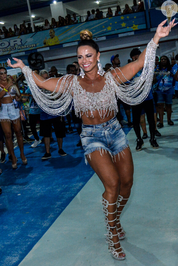 Viviane Araujo se joga no samba com look repleto de brilho na Beija-Flor de Nilópolis