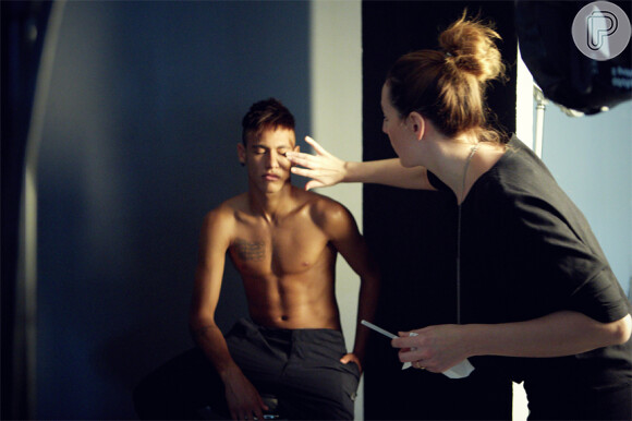 Vaidoso, Neymar se prepara para as fotos da campanha com a maquiadora