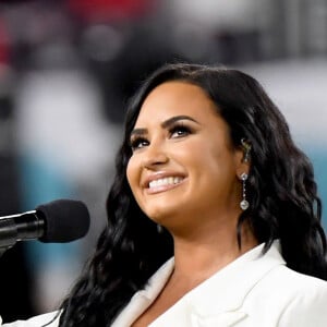 Demi Lovato cantou versão impecável de 'The Star Spangled Banner', hino dos Estados Unidos, no Super Bowl