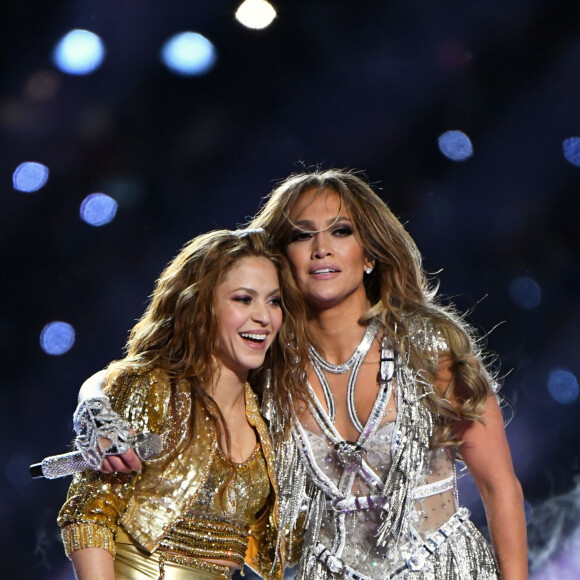 Jennifer Lopez divide palco do Super Bowl com Shakira