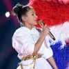 Jennifer Lopez exibe bandeira do Porto Rico durante show no Super Bowl e canta com a filha Emme, de onze anos