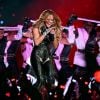 Jennifer Lopez aposta em look total black de couro e detalhes em ouro