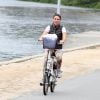 Glenda Kozlowski andou de bicicleta no entorno da Lagoa Rodrigo de Freitas, no Rio de Janeiro