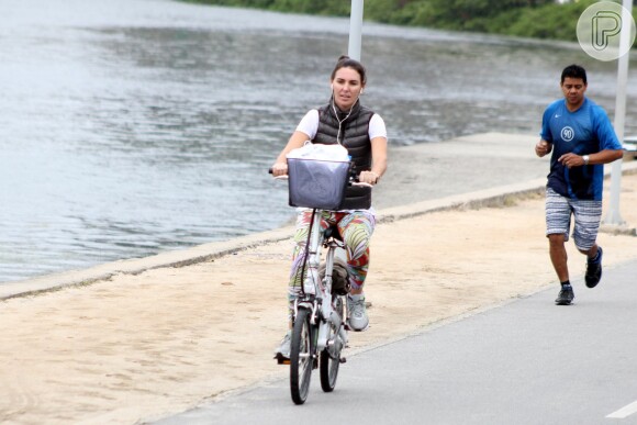 Glenda Kozlowski andou de bicicleta no entorno da Lagoa Rodrigo de Freitas, no Rio de Janeiro
