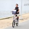 Com look preto e branco, Glenda Kozlowski anda de bicicleta no Rio de Janeiro
