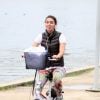 Com look preto e branco, Glenda Kozlowski anda de bicicleta no Rio de Janeiro, na tarde desta quarta-feira, 22 de outubro de 2014