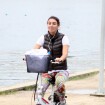Glenda Kozlowski aposta em look preto e branco para andar de bicicleta no Rio