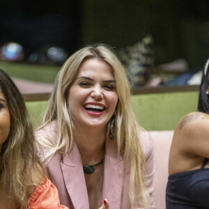 'BBB': Gizelly e Marcela conversam sobre incentivo de beijo