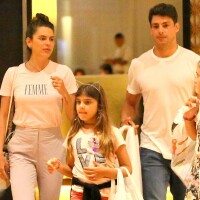 Cauã Reymond e Mariana Goldfarb passeiam com Sofia, filha do ator. Veja fotos