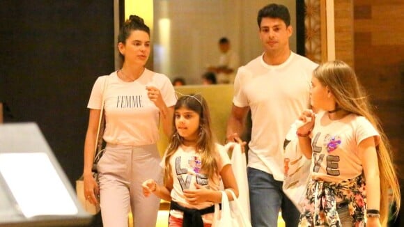 Cauã Reymond e Mariana Goldfarb passeiam com Sofia, filha do ator. Veja fotos