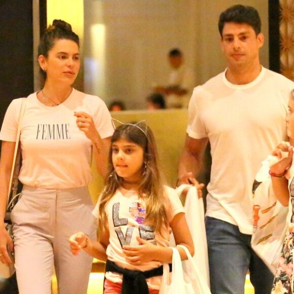 Cauã Reymond e Mariana Goldfarb passearam com Sofia por um shopping do Rio neste domingo, 9 de fevereiro de 2020