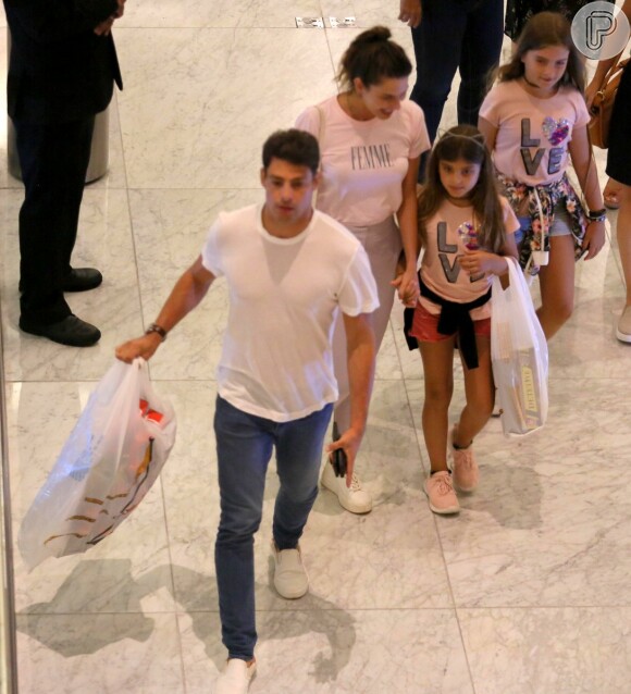 Mariana Goldfarb e Sofia andaram de mãos dadas pelo shopping