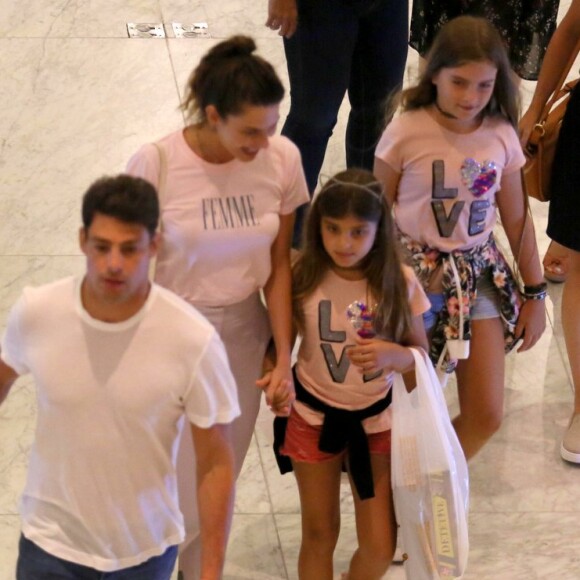 Mariana Goldfarb e Sofia andaram de mãos dadas pelo shopping