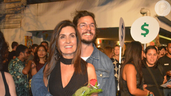 Fátima Bernardes e o namorado, Túlio Gadêlha, chamaram atenção da web por fantasia em bloco de carnaval