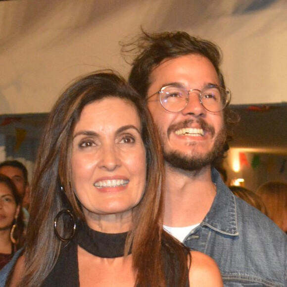 Fátima Bernardes e o namorado, Túlio Gadêlha, chamaram atenção da web por fantasia em bloco de carnaval