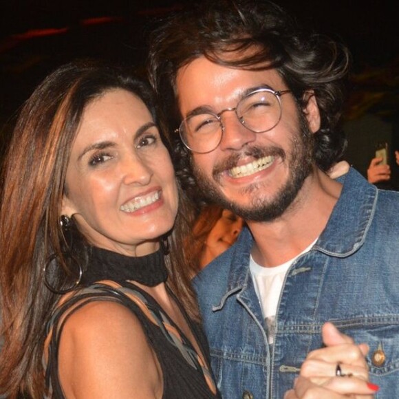 Fátima Bernardes usou fantasia de Power Ranger azul o namorado, Túlio Gadêlha, do herói na cor azul. 'Adorei o deboche', escreveu internauta