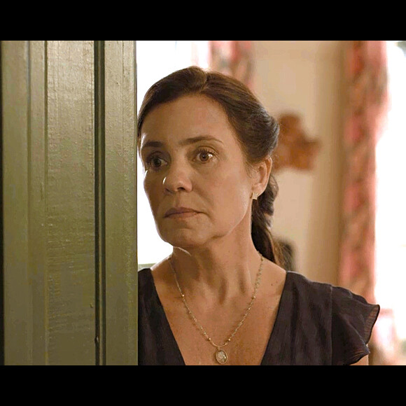 Nos próximos capítulos da novela 'Amor de Mãe', Thelma (Adriana Esteves) correrá risco de vida após servir de barriga de aluguel para o neto