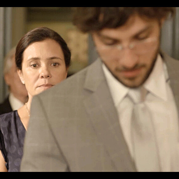 Nos próximos capítulos da novela 'Amor de Mãe', Thelma (Adriana Esteves) vai correr risco de vida após servir de barriga de aluguel para o neto