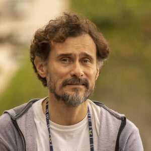 Nos próximos capítulos da novela 'Amor de Mãe', Durval (Enrique Diaz) descobre que Thelma (Adriana Esteves) está grávida e conta sobre a doença dela para Danilo (Chay Suede)