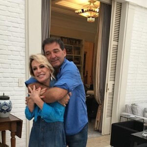 A apresentadora Ana Maria Braga se casou com look combinando com o do empresário Johnny Lucet