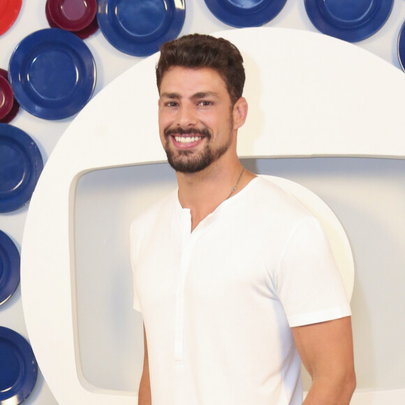 Cauã Reymond vai interpretar gêmeos na novela 'Em Seu Lugar': um deles é criado em família rica; o outro, em orfanato