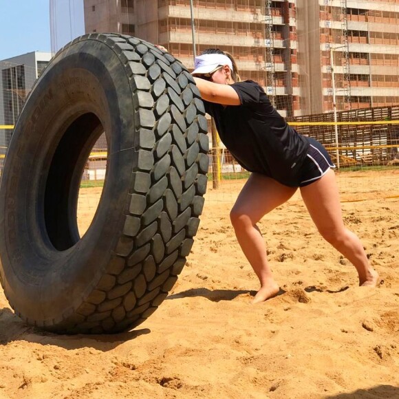 Naiara Azevedo mantém corpo em forma com dieta e exercícios