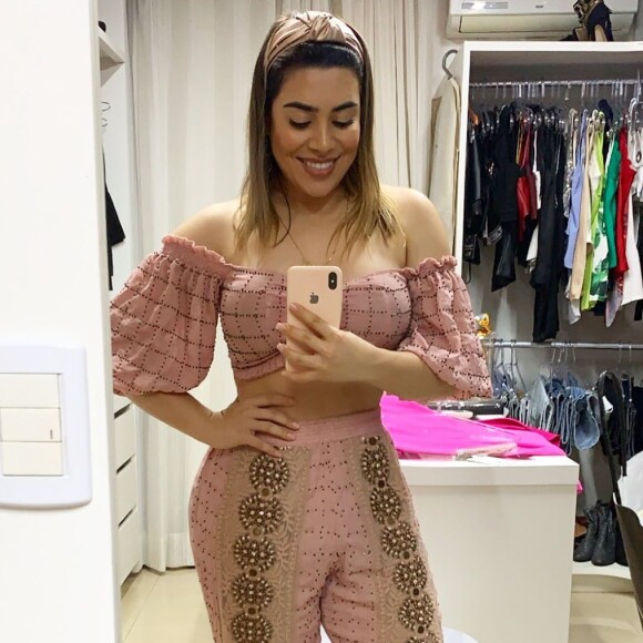 Naiara Azevedo deixou barriga à mostra após passar por lipo HD