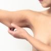 Bioestimulador de colágeno reduz o efeito do 'tchauzinho mole', segundo o dermatologista Thales Bretas