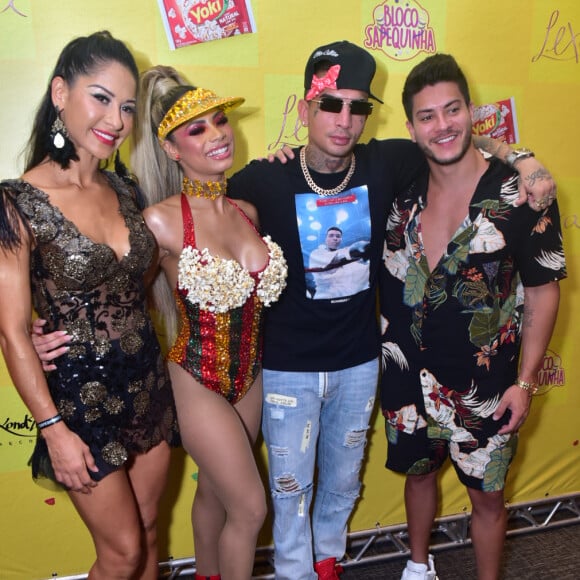 Lexa recebeu Mayra Cardi e o marido da empresária, Arthur Aguiar, em bloco de Carnaval