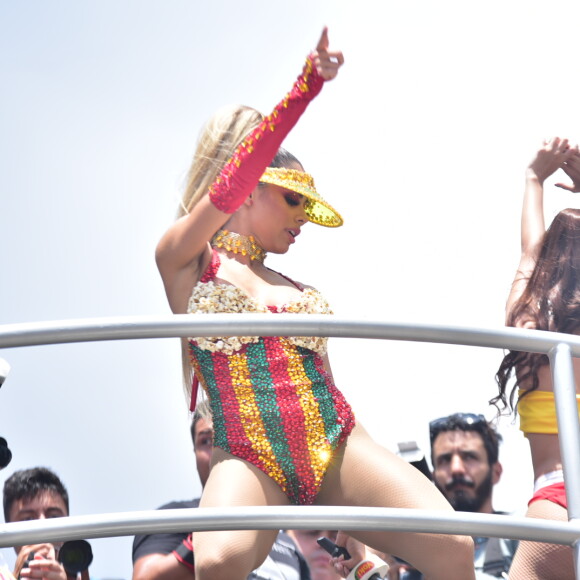 Lexa vestiu de pipoca para comandar o Bloco Sapequinha