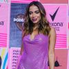 Anitta chama atenção em evento com vestido de decote drapeado sexy 