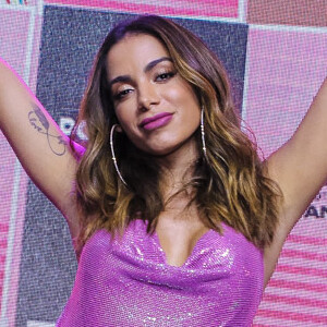 Anitta completou visual com par de brinco de strass e penteado solto, com mechas onduladas, para evento