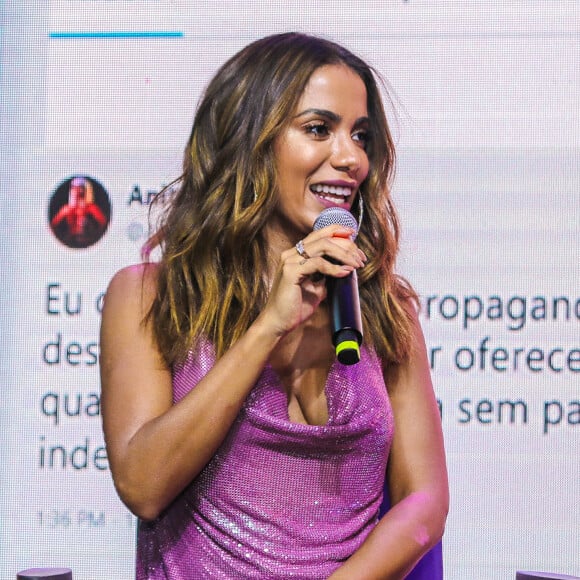 Anitta já dispensou parquera por mau cheiro: 'Eu tenho toque'