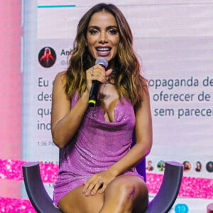 Anitta rouba a cena com tamanco de plumas em evento