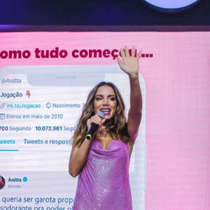 Anitta se reuniu com a imprensa na casa Fares, em São Paulo, onde realizou o lançamento da campanha da sua linha de desodorantes em parceria com a Rexona