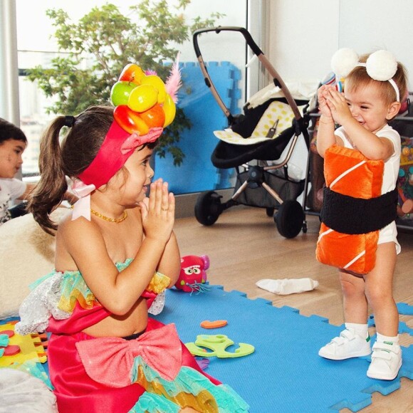 Filha de Sabrina Sato, Zoe surgiu fantasiada de sushi nesta semana