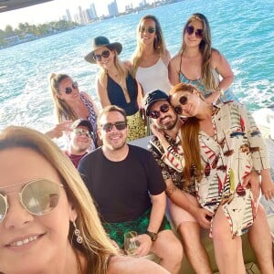 Veja foto de Maiara em barco com amigos!