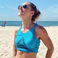 Com look fitness, Paolla Oliveira deixa barriga à mostra em treino na praia