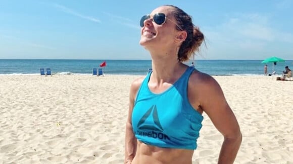 Com look fitness, Paolla Oliveira deixa barriga à mostra em treino na praia