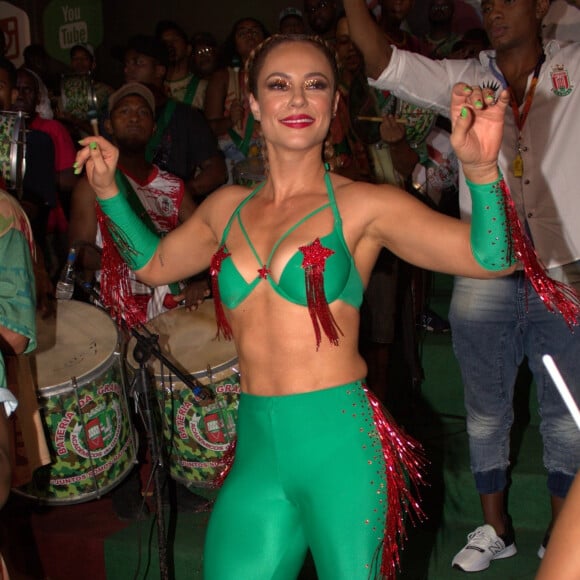 Paolla Oliveira é rainha de bateria da Grande Rio